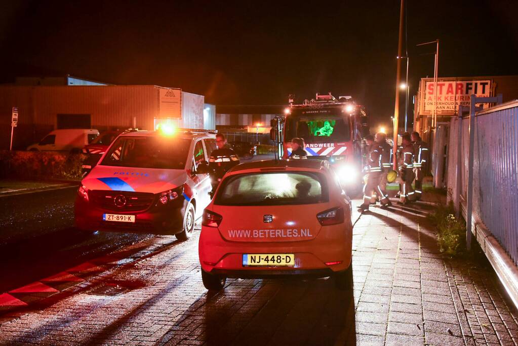 Persoon bekneld onder overhead deur