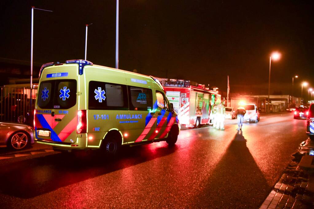 Persoon bekneld onder overhead deur