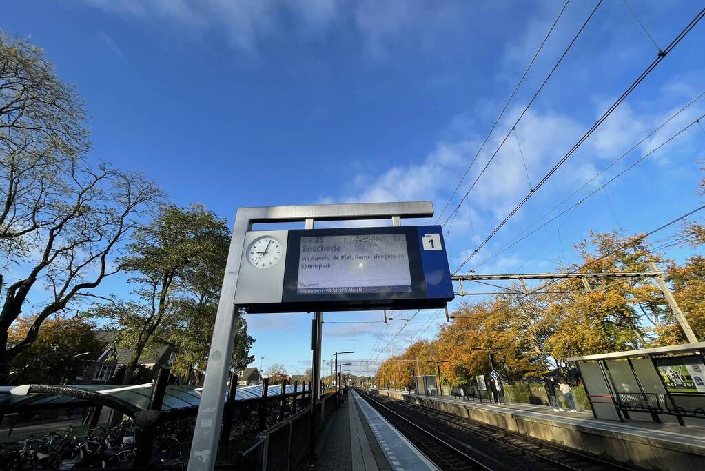 Beeldschermen van station vernield