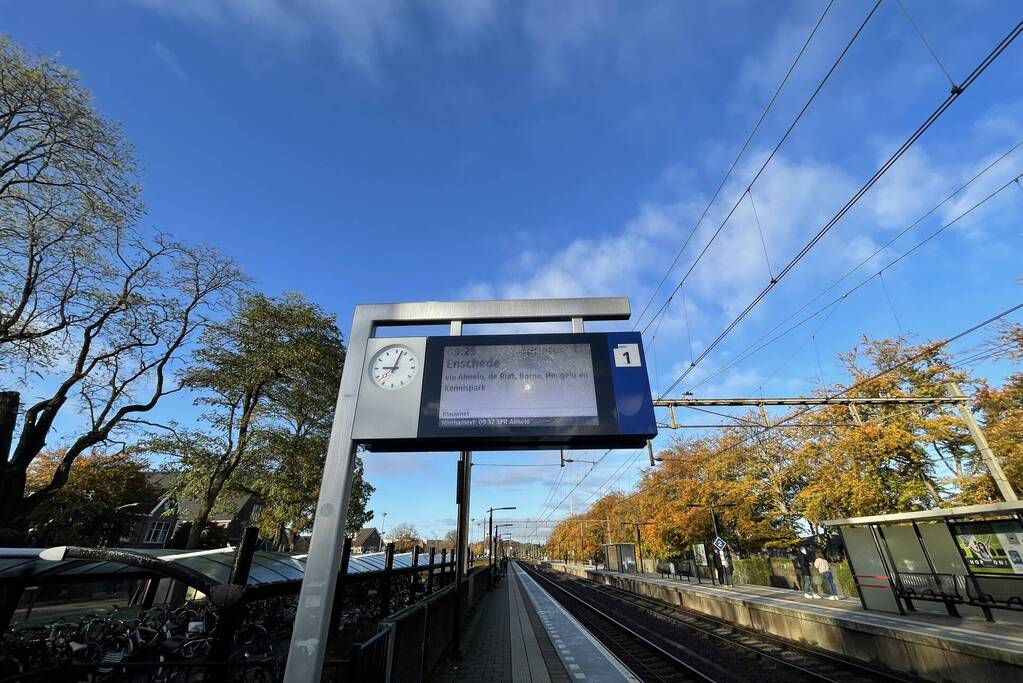Beeldschermen van station vernield