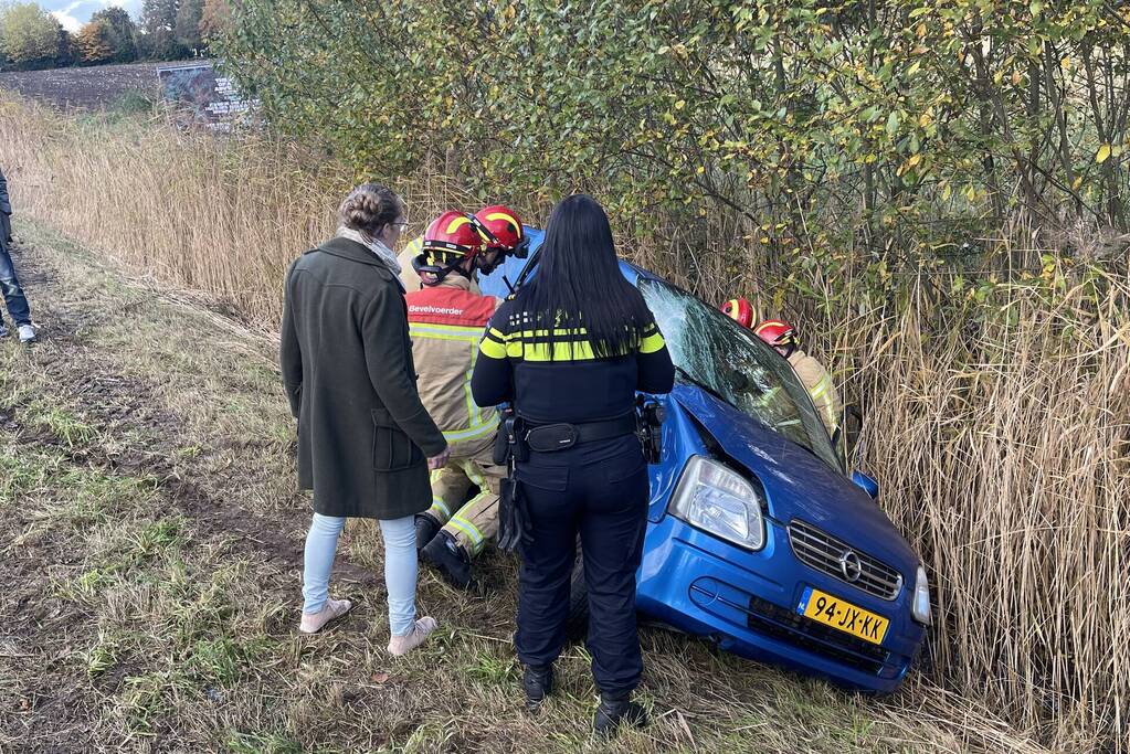 Auto belandt in sloot na botsing met vrachtwagen