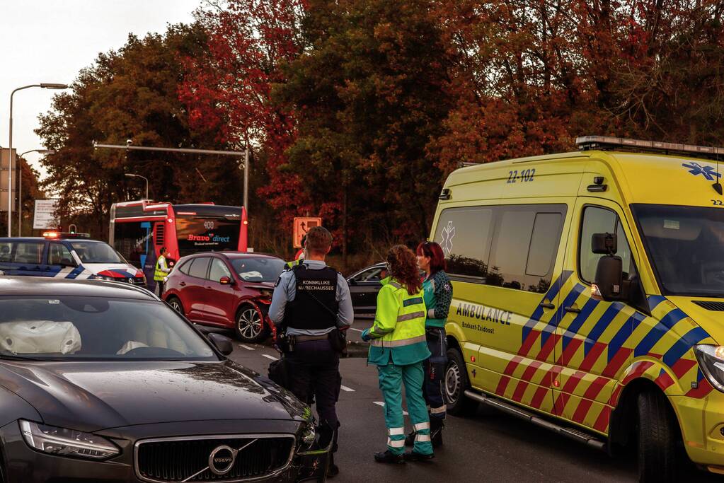 Flinke schade bij ongeval tussen twee auto's