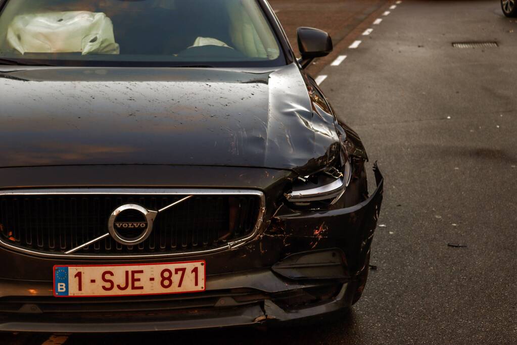 Flinke schade bij ongeval tussen twee auto's