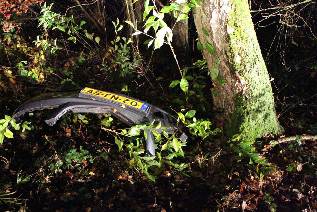 Auto in greppel na botsing met boom