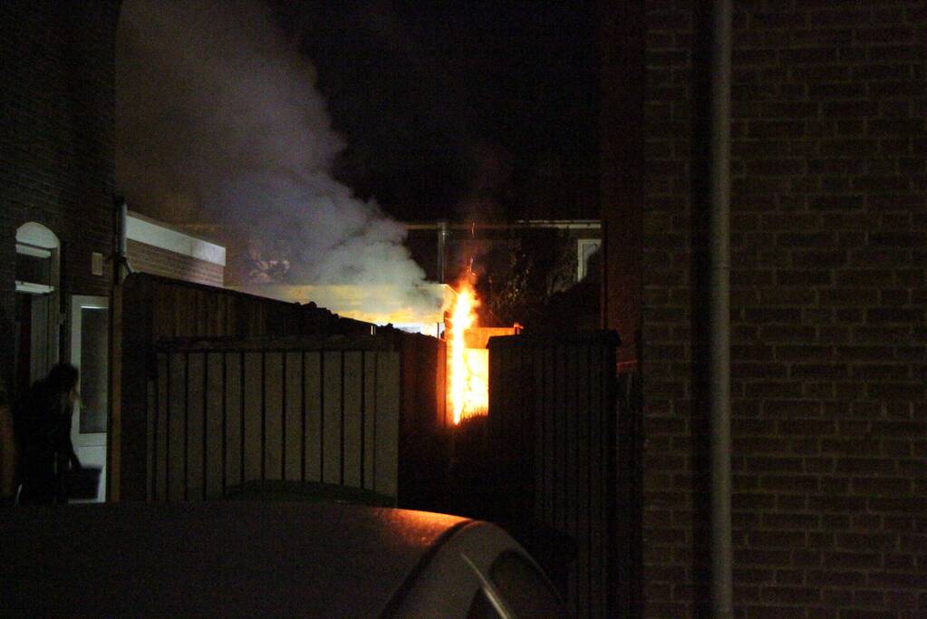 Veel schade door brand in terrasoverkapping