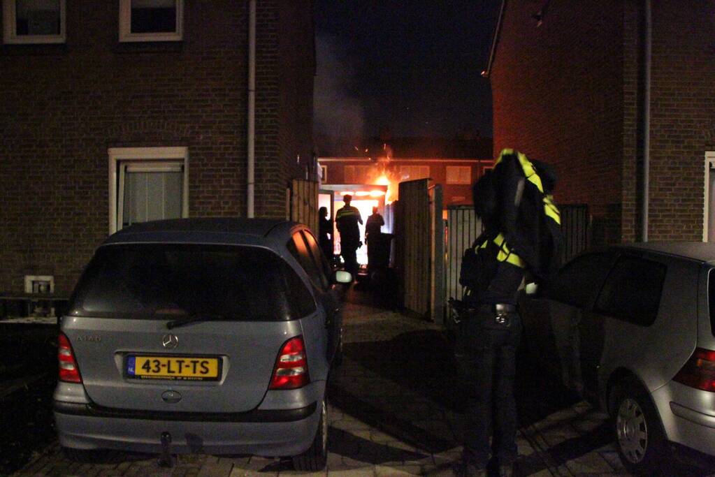 Veel schade door brand in terrasoverkapping