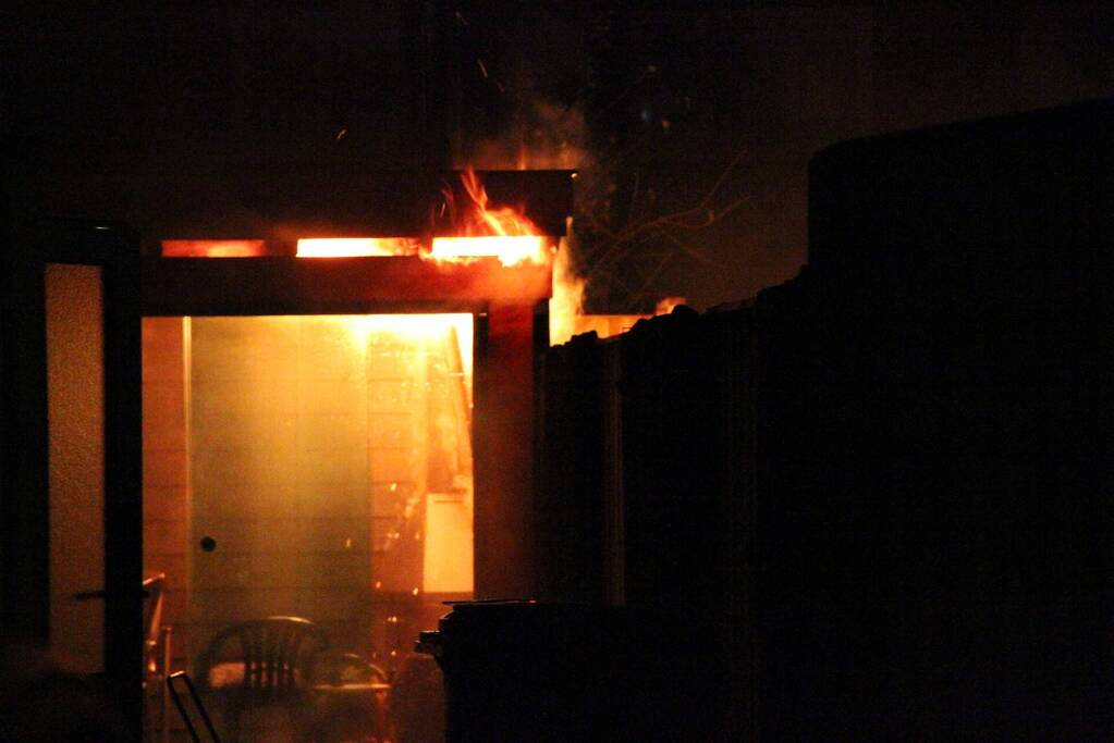 Veel schade door brand in terrasoverkapping