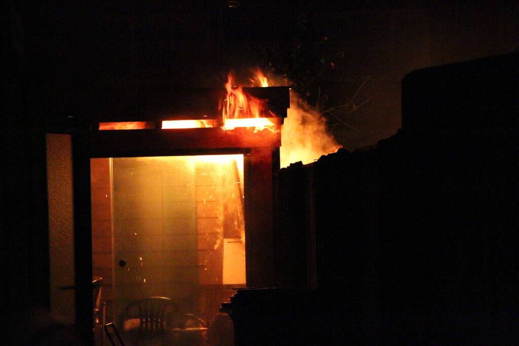 Veel schade door brand in terrasoverkapping