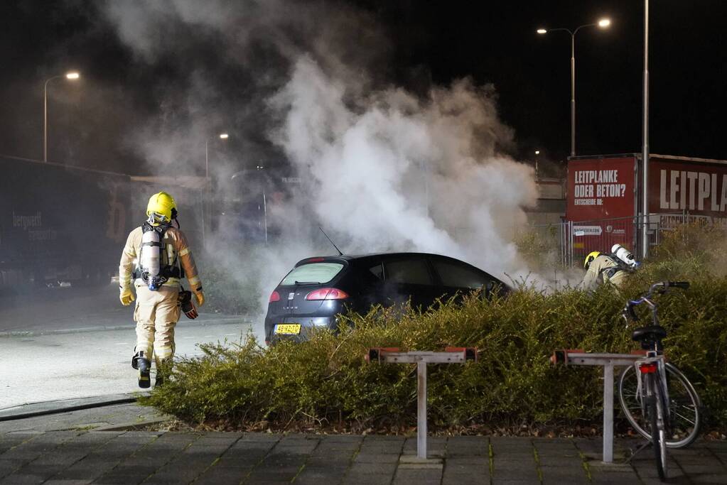 Geparkeerde auto uitgebrand