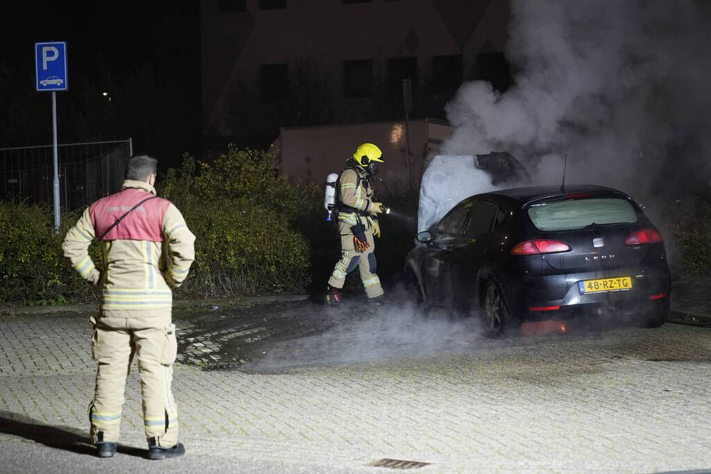 Geparkeerde auto uitgebrand