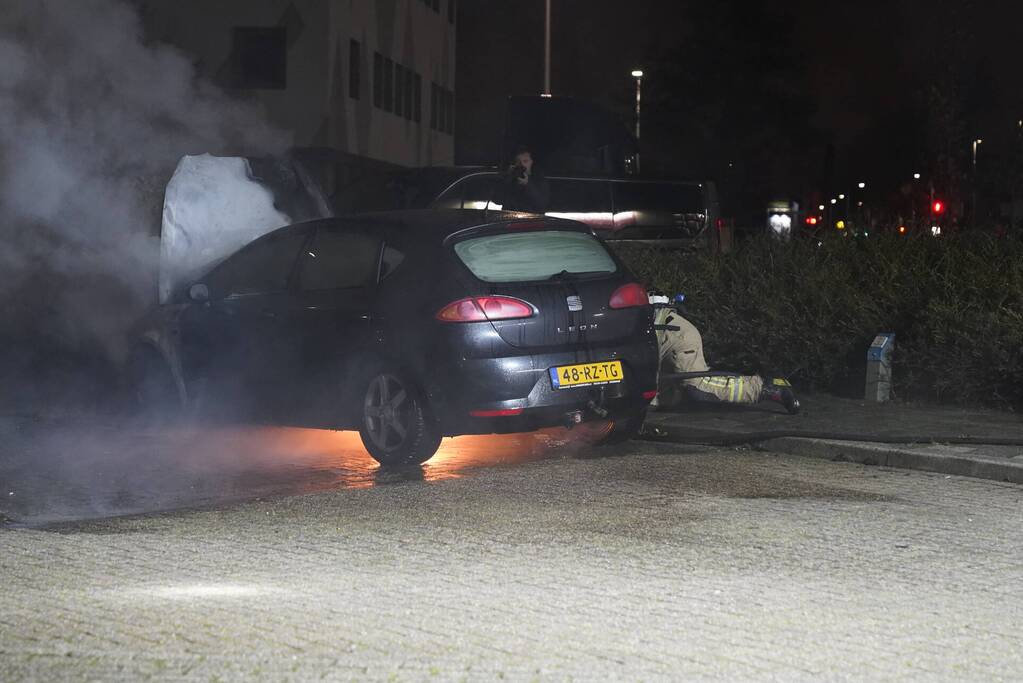 Geparkeerde auto uitgebrand