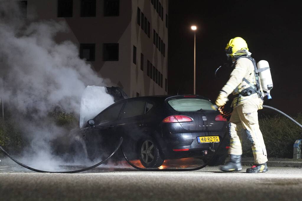 Geparkeerde auto uitgebrand