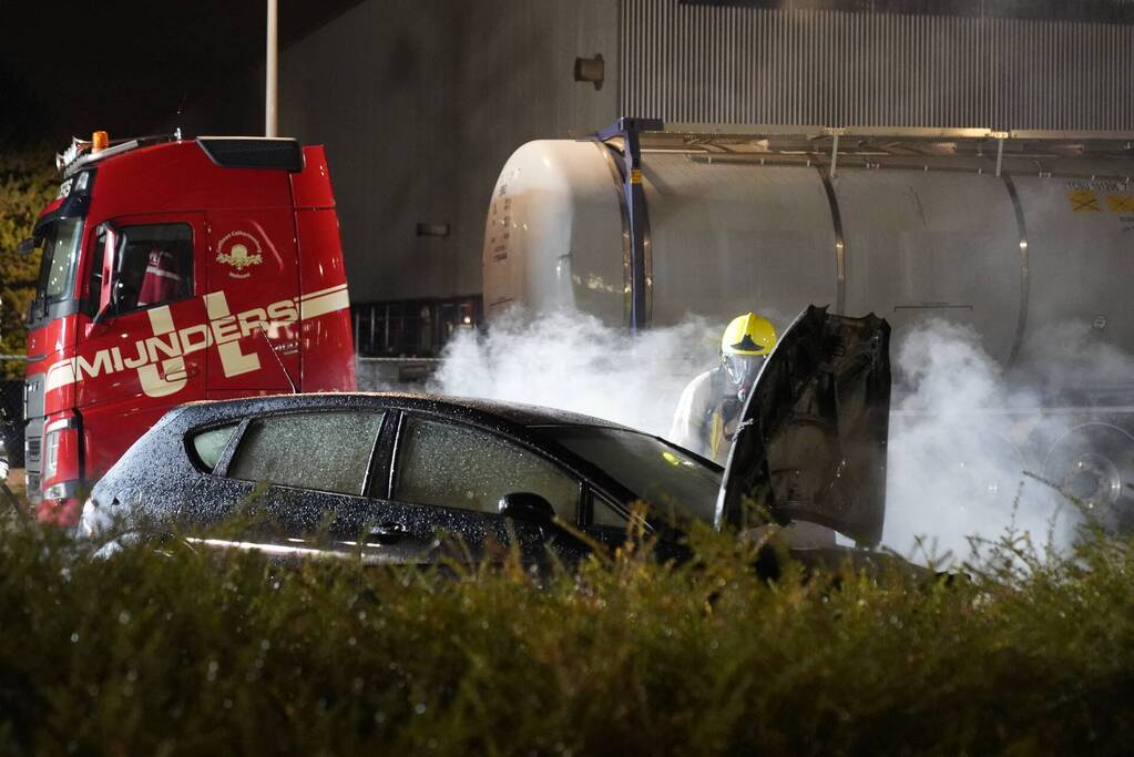 Geparkeerde auto uitgebrand