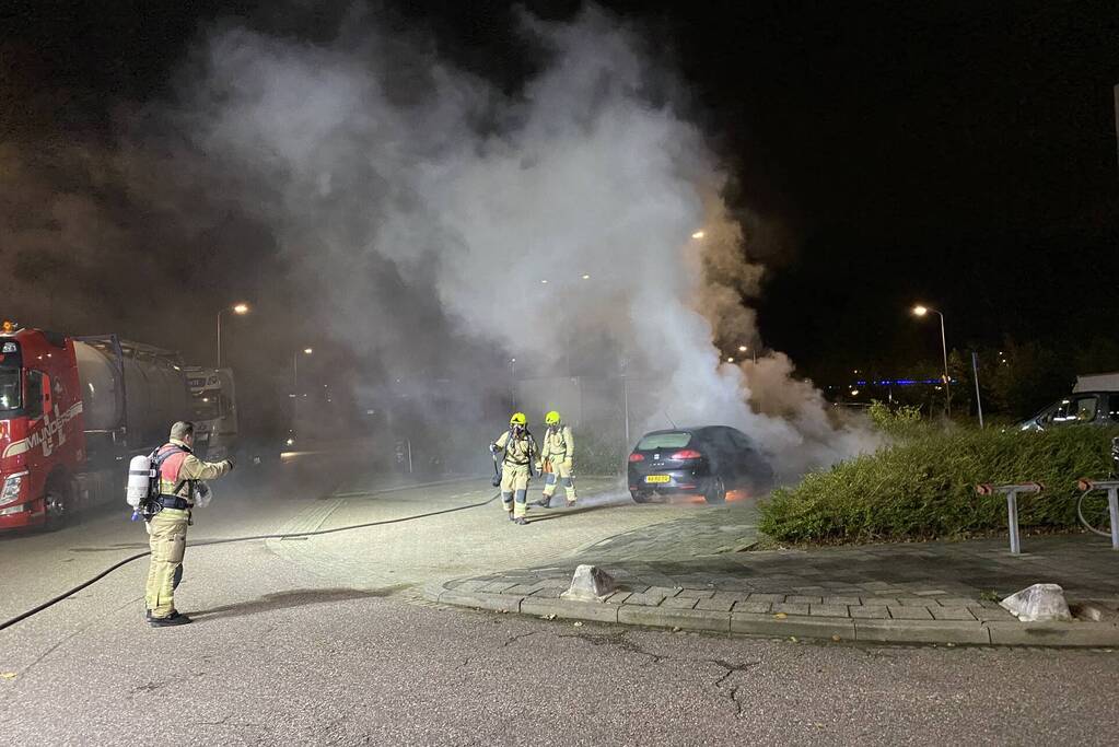 Geparkeerde auto uitgebrand