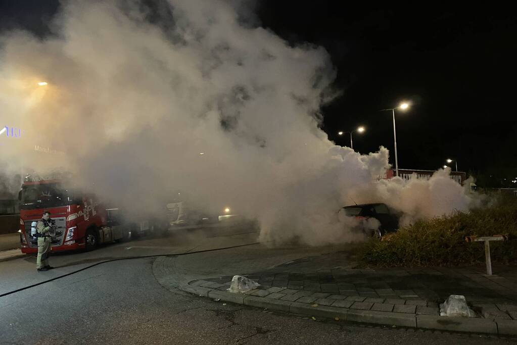 Geparkeerde auto uitgebrand