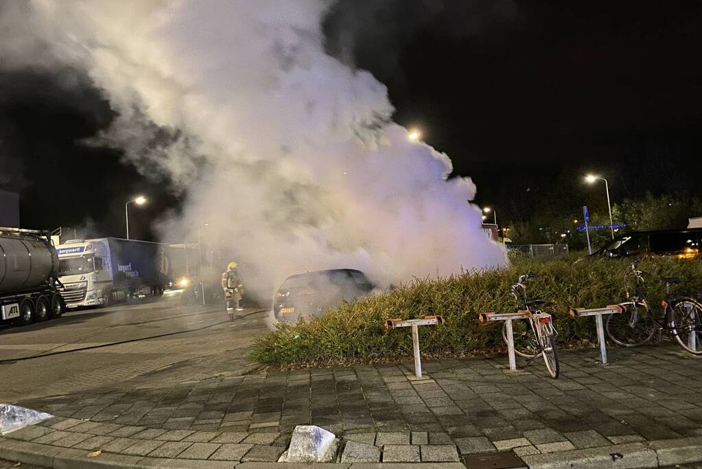Geparkeerde auto uitgebrand