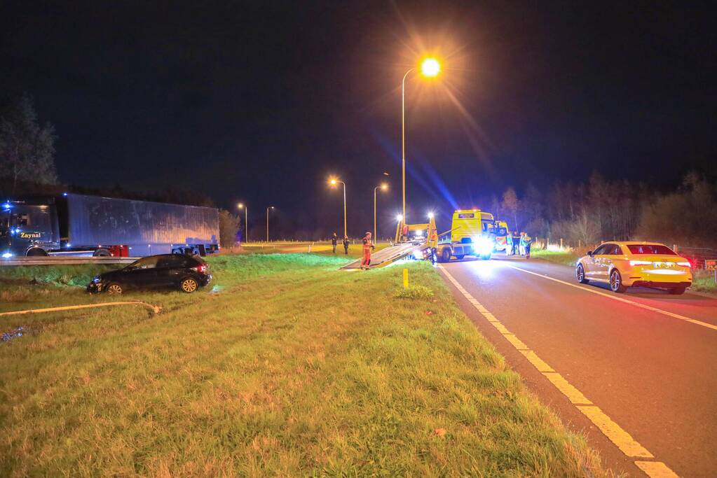Auto belandt op z'n kop naast snelweg