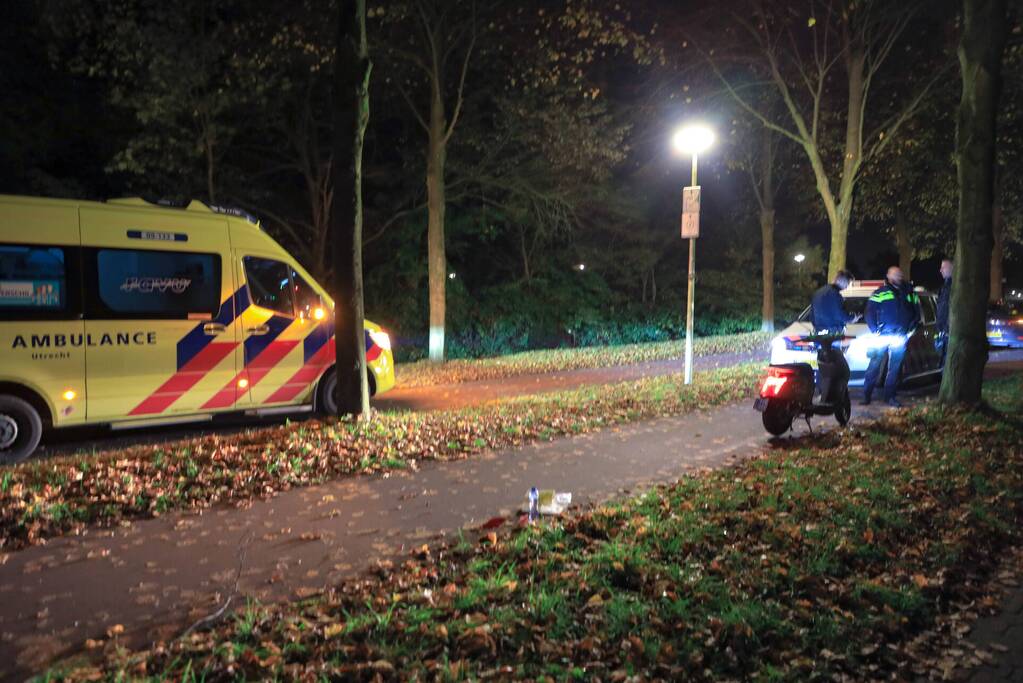 Bestuurder Go Sharing-scooter onderuit op fietspad