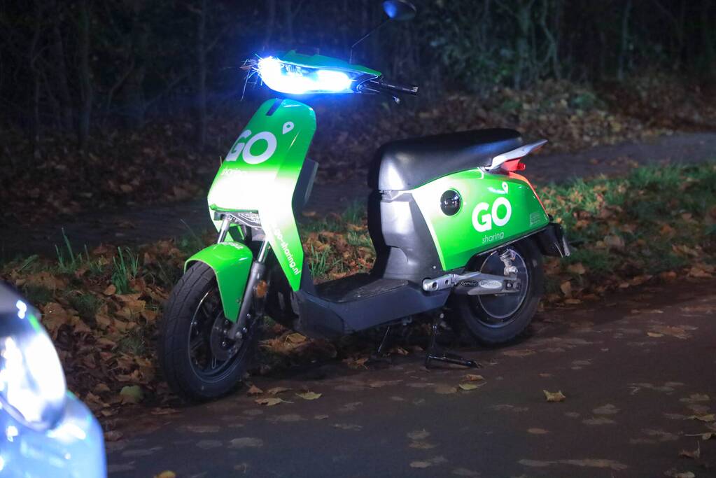 Bestuurder Go Sharing-scooter onderuit op fietspad