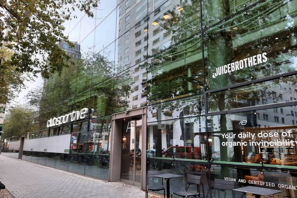 Brandweer doet onderzoek naar hinderlijke lucht in sporthal