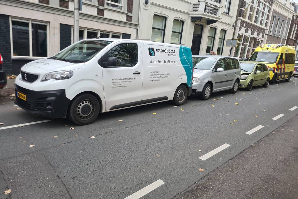 Schade na ongeval tussen drie voertuigen