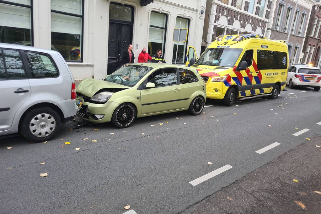 Schade na ongeval tussen drie voertuigen