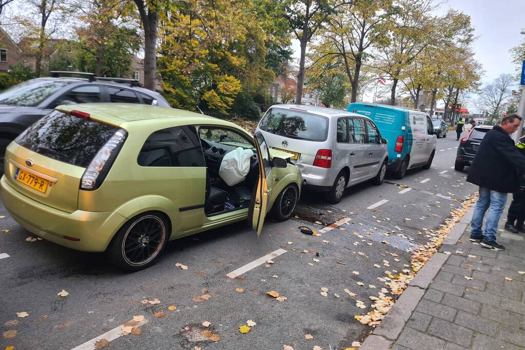 Schade na ongeval tussen drie voertuigen