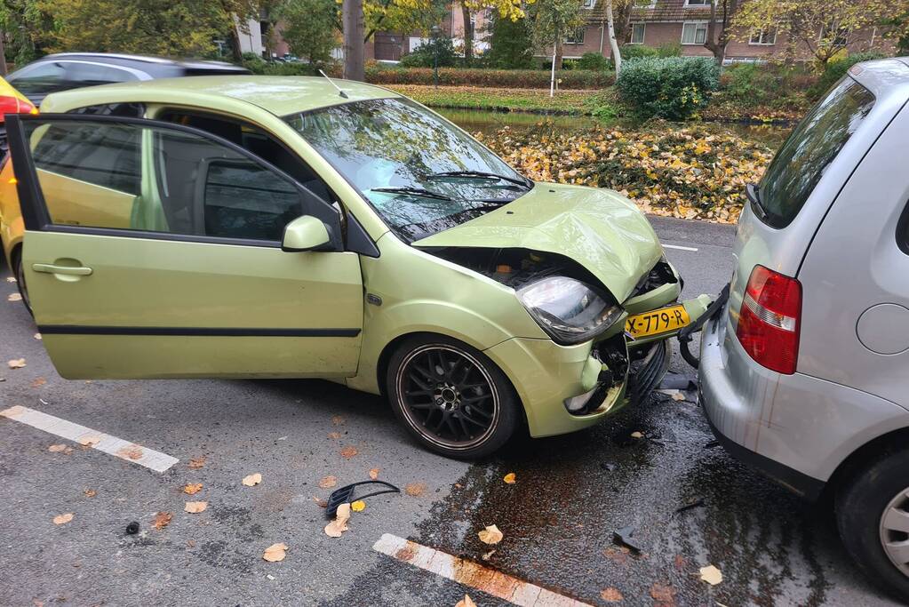 Schade na ongeval tussen drie voertuigen