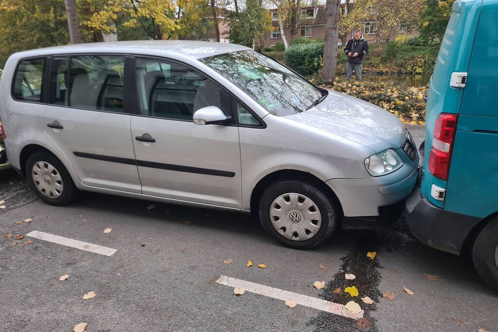 Schade na ongeval tussen drie voertuigen
