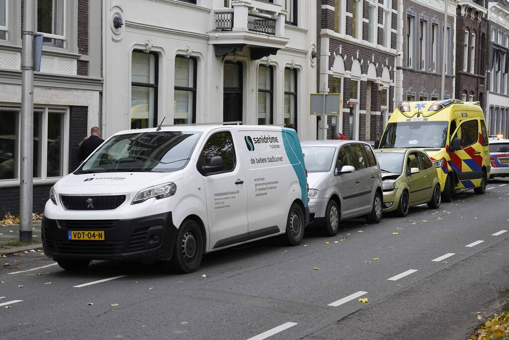 Schade na ongeval tussen drie voertuigen