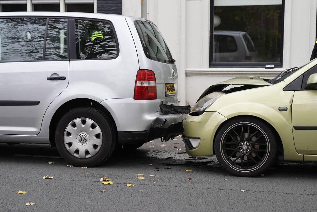 Schade na ongeval tussen drie voertuigen