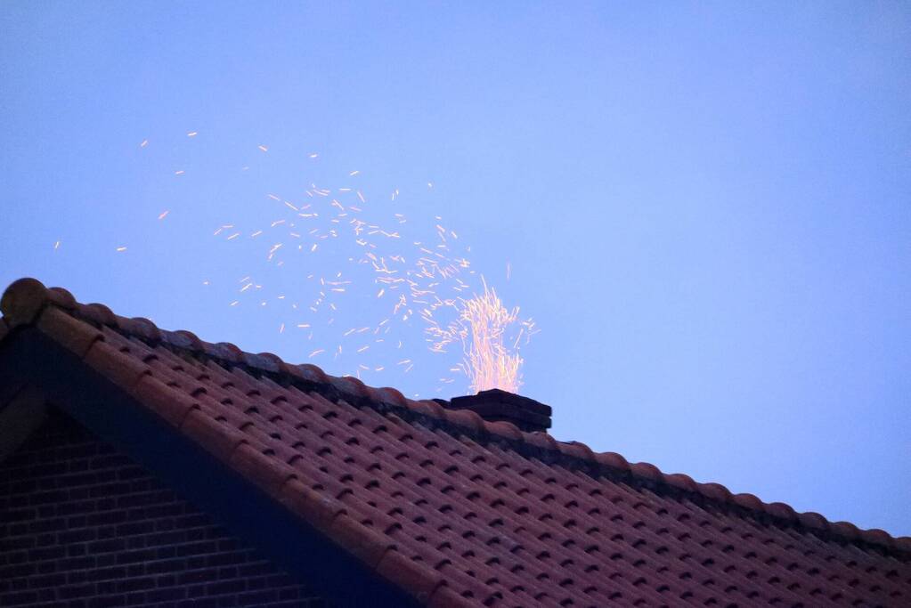 Vonken zichtbaar bij brand in schoorsteen