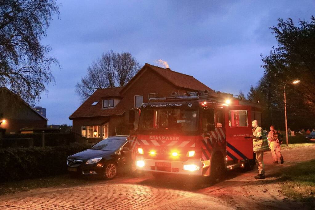Vonken zichtbaar bij brand in schoorsteen