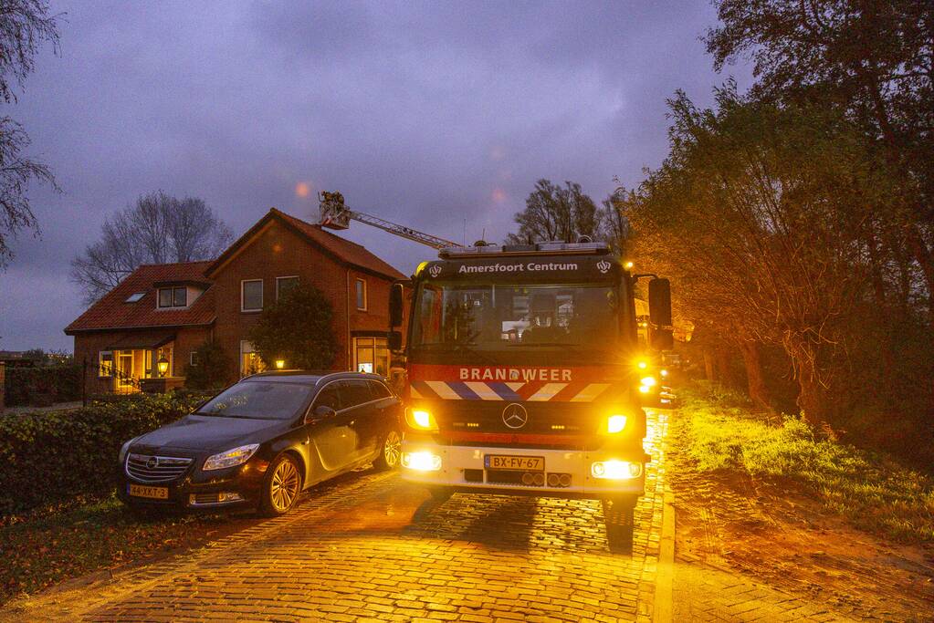 Vonken zichtbaar bij brand in schoorsteen