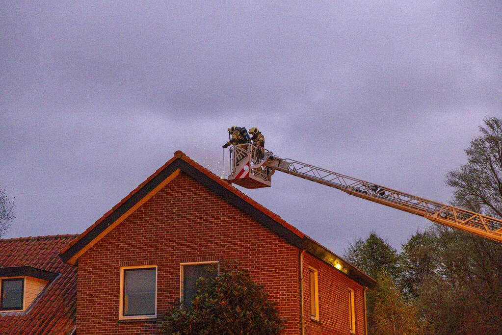 Vonken zichtbaar bij brand in schoorsteen