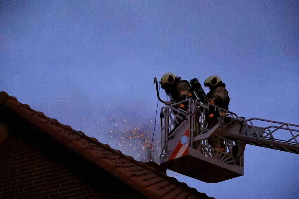 Vonken zichtbaar bij brand in schoorsteen