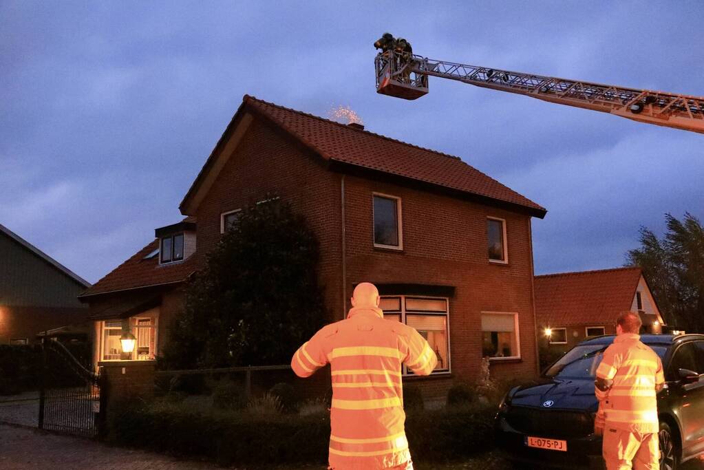 Vonken zichtbaar bij brand in schoorsteen