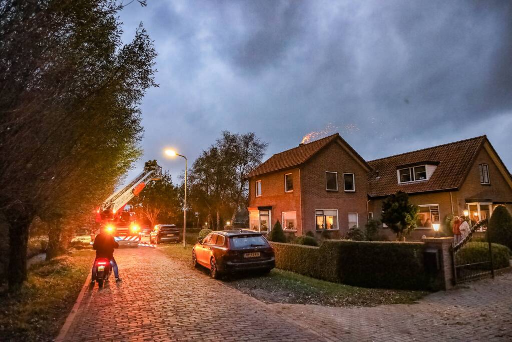 Vonken zichtbaar bij brand in schoorsteen