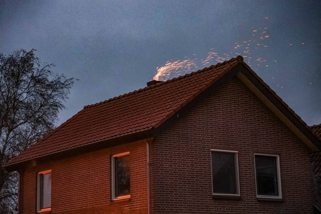 Vonken zichtbaar bij brand in schoorsteen