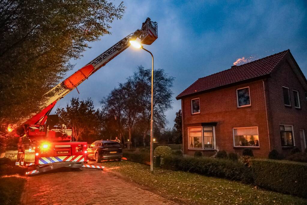 Vonken zichtbaar bij brand in schoorsteen