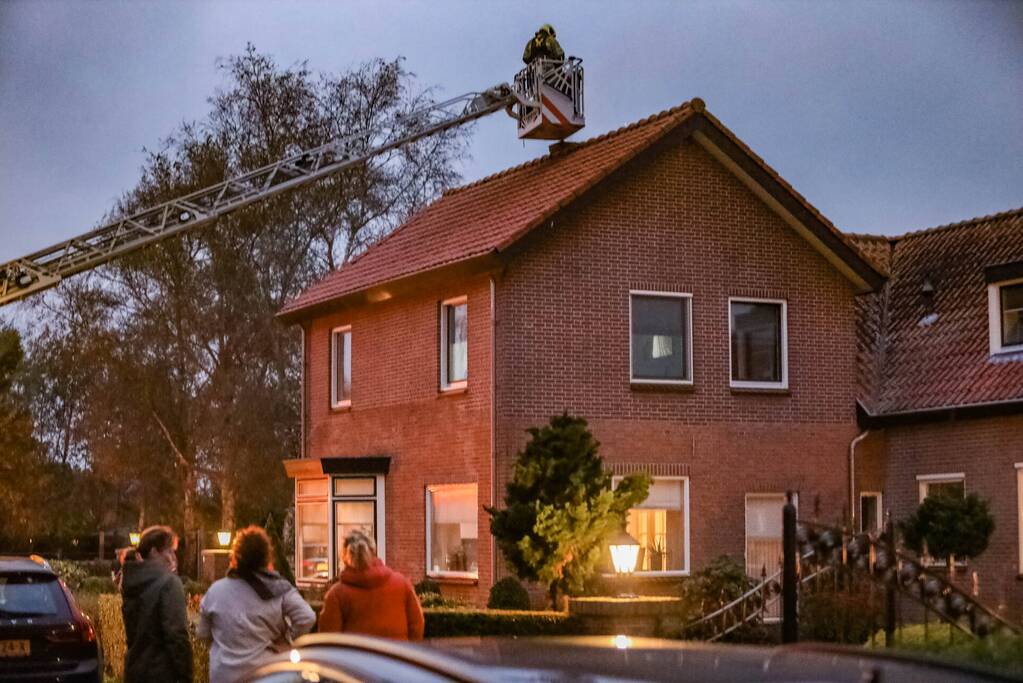 Vonken zichtbaar bij brand in schoorsteen