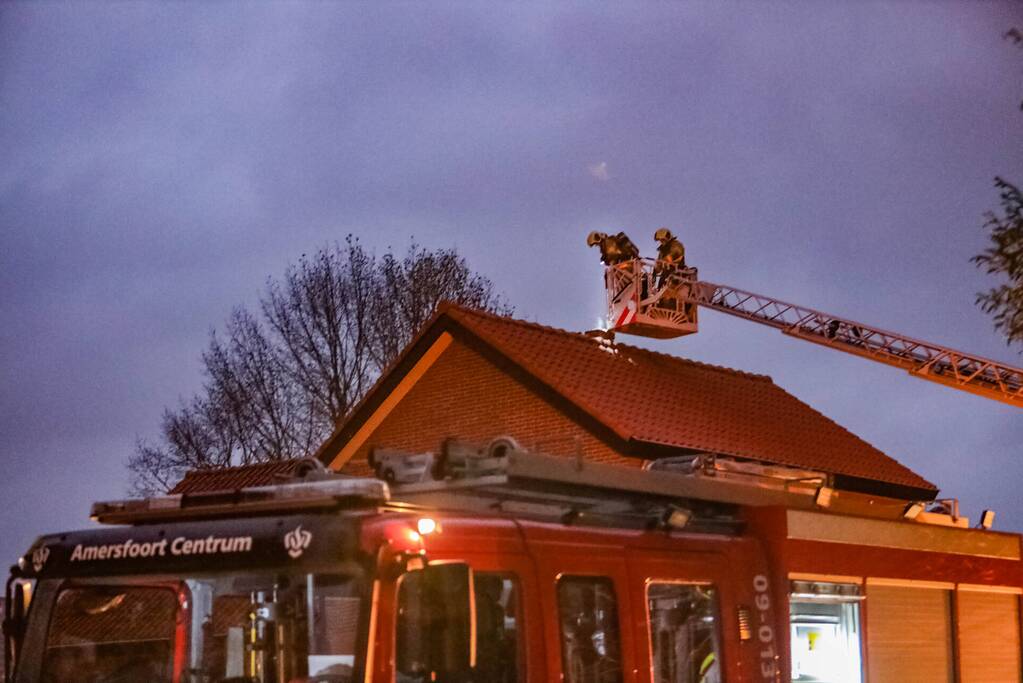 Vonken zichtbaar bij brand in schoorsteen