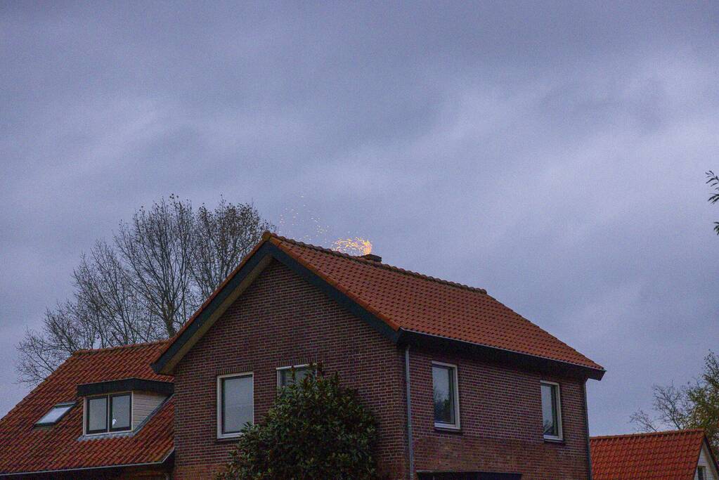 Vonken zichtbaar bij brand in schoorsteen