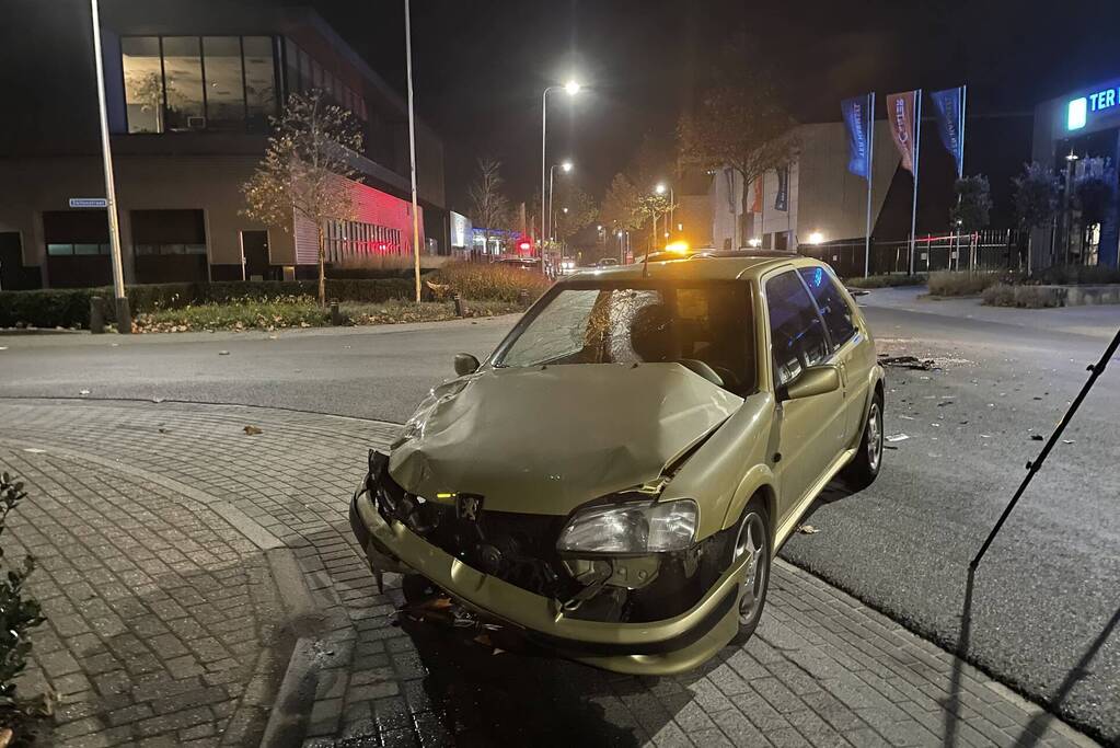 Flinke schade bij aanrijding tussen twee auto's