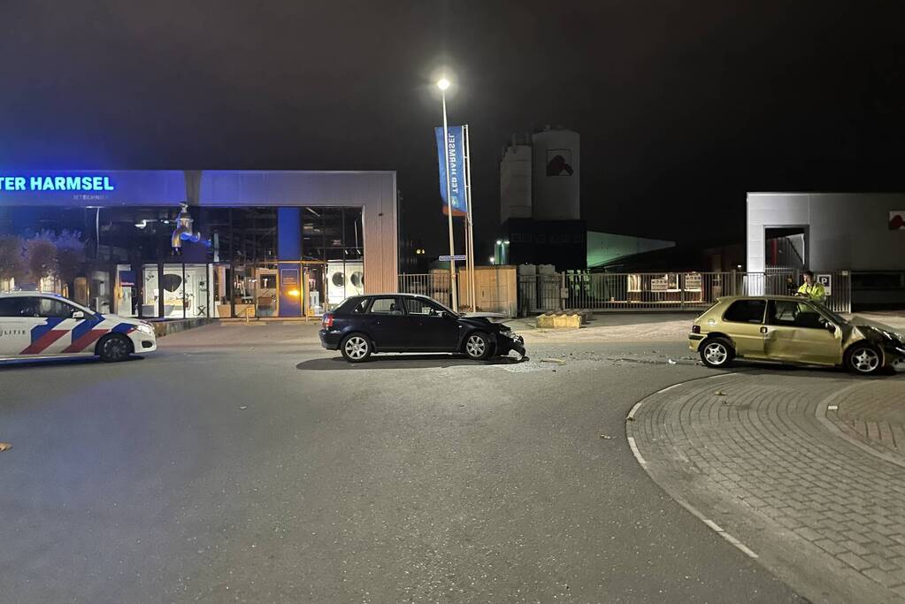 Flinke schade bij aanrijding tussen twee auto's
