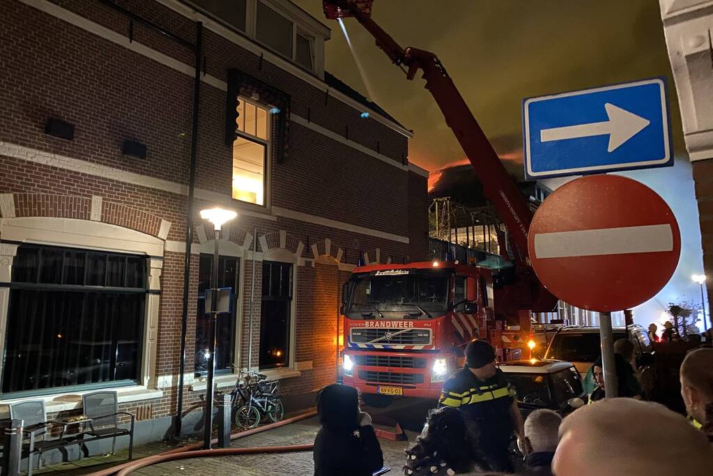 Zeer grote brand op dakterras