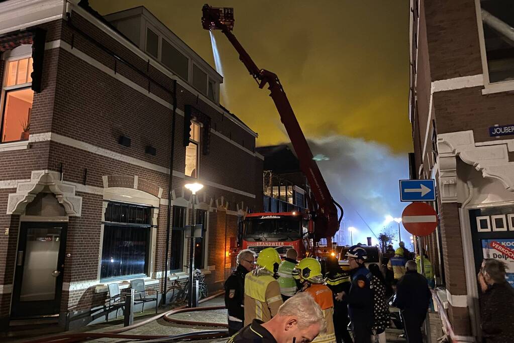 Zeer grote brand op dakterras