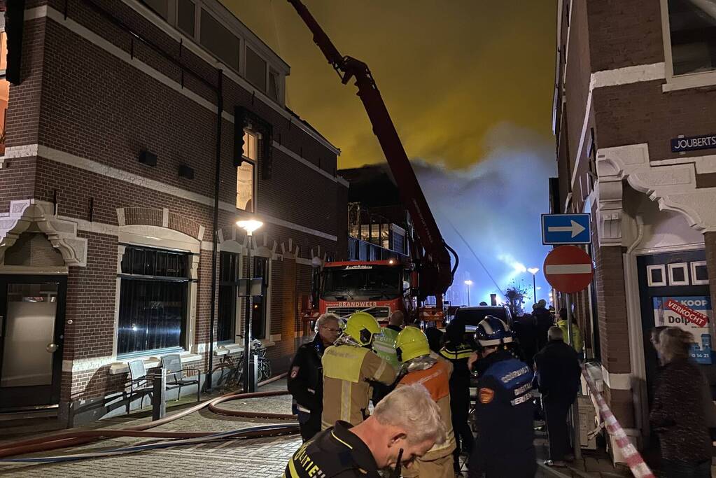 Zeer grote brand op dakterras