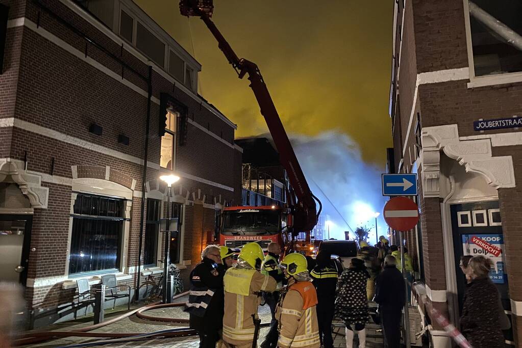 Zeer grote brand op dakterras