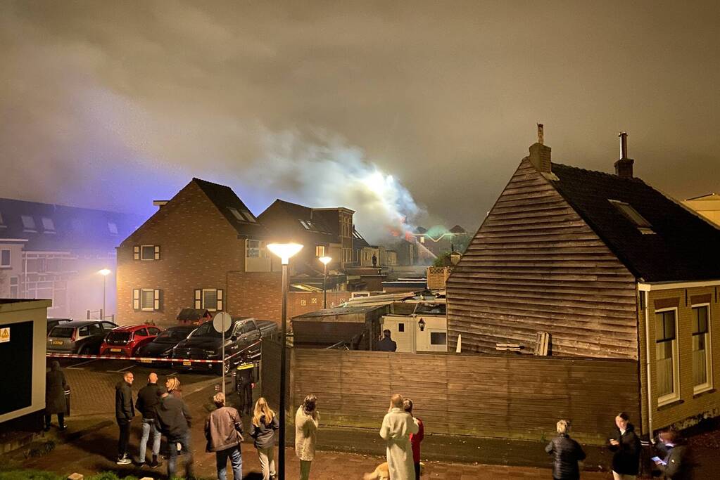 Zeer grote brand op dakterras